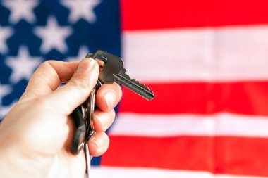 Bir kadının eli Amerikan bayrağı üzerinde kırmızı kalbi tutuyor. Ulusal aşk kavramı