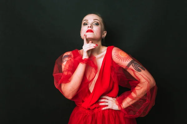 Modelo Moda Vestido Belleza Rojo Mujer Sexy Con Tatuajes Está — Foto de Stock