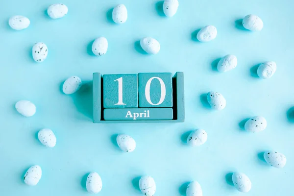 Abril Calendario Cubo Azul Con Mes Fecha Sobre Fondo Azul —  Fotos de Stock
