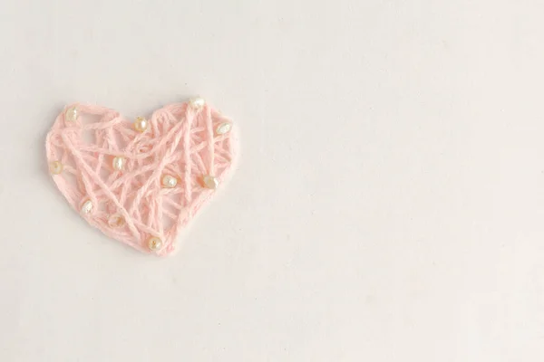 Wit Gebreid Handgemaakt Hart Rode Glitterachtergrond Gelukkige Valentijnsdag — Stockfoto