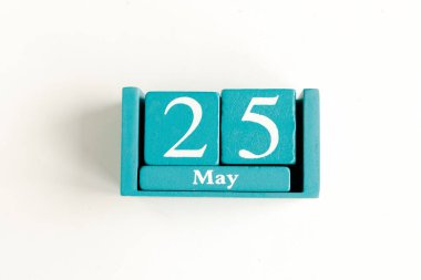 25 Mayıs. Beyaz arkaplanda ay tarihi izole edilmiş mavi küp takvimi.