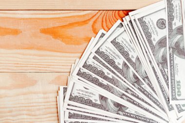 Ahşap arka planda 100 dolarlık banknotların hayranıyım. Metin için alanı kopyala