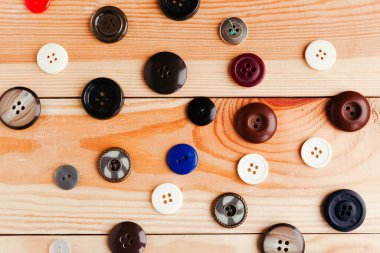 Beyaz arkaplanda eski farklı düğme deseni