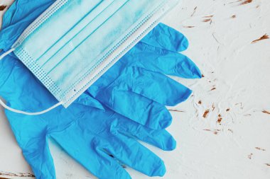 Tıbbi maske ve eldivenler beyaz arka planda. Coronavirus konsepti