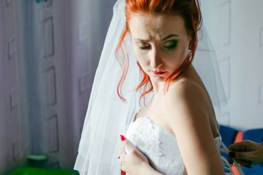 Gelinlik ve peçeli genç gelinin portresi. Yaklaş.