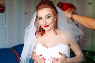 Gelinlik ve peçeli genç gelinin portresi. Yaklaş.