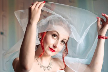 Gelinlik ve peçeli genç gelinin portresi. Yaklaş.