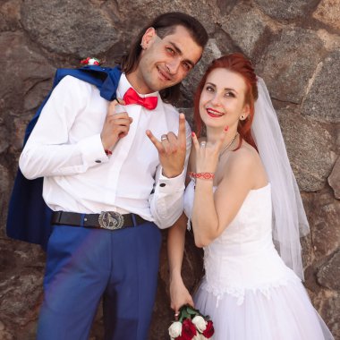 Gelin ve damat portresi, tuğla duvar arka planı