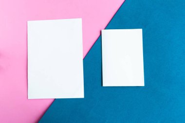 Geometrik pembe ve mavi arkaplanda iki beyaz model boş, metin için boşluğu kopyala
