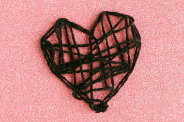 Pembe örülmüş el yapımı kalp, beyaz arka planda izole edilmiş. Sevgililer Günün kutlu olsun. Metin için alanı kopyala