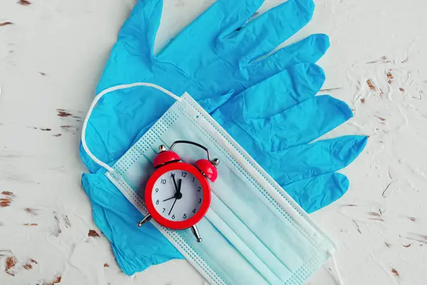 마스크 시계를 놓으세요 코로나 바이러스의 — 스톡 사진