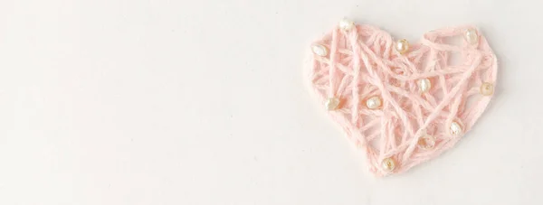 Розовое Вязаное Сердце Ручной Работы Изолировано Белом Фоне Днем Святого — стоковое фото