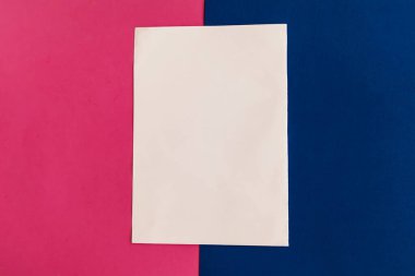 Renk arkaplanı üzerinde beyaz model boş, metin için alanı kopyala