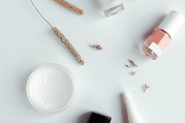 Oje şişeleriyle güzel düz bir fotoğraf.