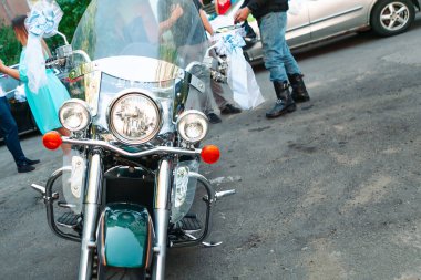 Düğünde kurdeleli ve fiyonklu motosiklet dekorasyonu. Bisikletli düğün konsepti