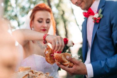 Gelin bir parça ekmeğe tuz serper. Ekmek ve tuz Rus düğün töreni