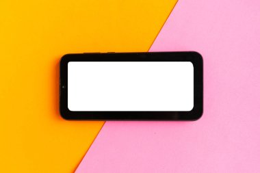 Renk geometrik arkaplanı üzerinde boş ekranı olan siyah akıllı telefon