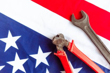 ABD İşçi Bayramı konsepti. Amerikan bayrağı arka planında İngiliz anahtarı ve pense