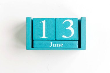 13 Haziran. Beyaz arkaplanda ay tarihi izole edilmiş mavi küp takvimi.