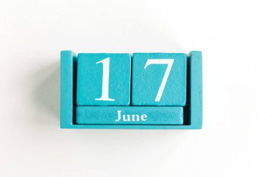 17 Haziran. Beyaz arkaplanda ay tarihi izole edilmiş mavi küp takvimi.