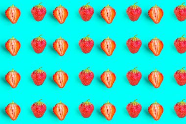 Parlak mavi arka planda çilek deseni. Asgari konsept.