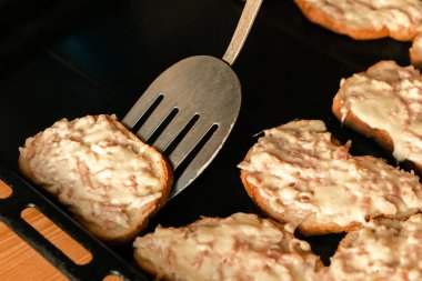 Fırında sandviç, peynirli ve jambonlu. Fırından yeni çıktı.