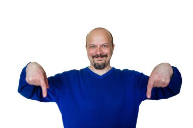 Mavi kazaklı bir adamın portresi beyaz arka planda izole edilmiş.