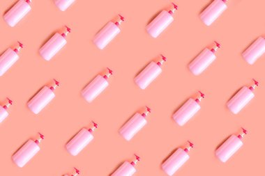 Pembe arka planda pembe bulaşık deterjanı olan kusursuz şişe deseni. Tasarımcı şablonu