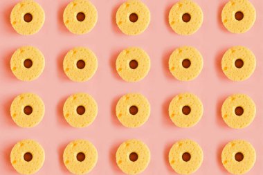 Pembe arka planda bulaşık yıkamak için kusursuz sarı sünger deseni. Asgari konsept