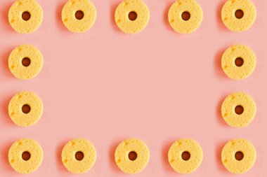 Pembe arka planda bulaşık yıkamak için kusursuz sarı sünger deseni. Minimum konsept. Metnin için boşluk kopyala