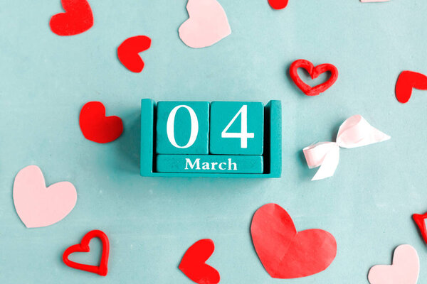 4 марта. Голубой кубический календарь с датой месяца на синем фоне.