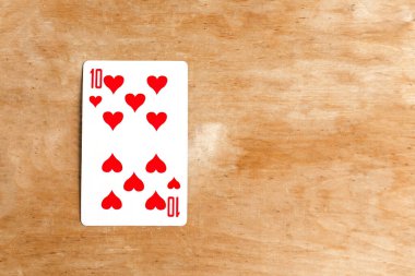 Kupa 10 'lu iskambil kağıdı, tahta arka plan. Boşluğu kopyala