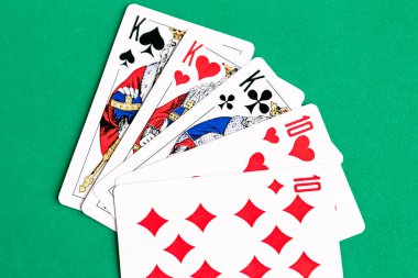 Kupa Kızı iskambil kağıdı, kırmızı arka plan. Boşluğu kopyala