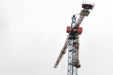 Beyaz gökyüzü arka planında kule vinci