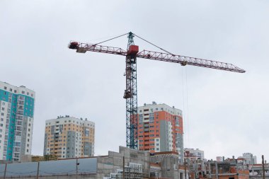 Crane Kulesi inşaatı ve şehrin merkezinde yeni binalar.