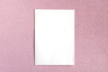 Pembe simli arkaplanda beyaz model boş, metin için kopyalama alanı