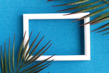 Mavi arkaplanda beyaz fotoğraf çerçevesi. Minimum konsept. Tasarım şablonu