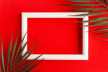 Parlak kırmızı arkaplanda beyaz fotoğraf çerçevesi. Minimum konsept. Tasarım şablonu