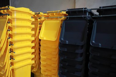 Sarı ve siyah plastik çöp konteynırları ayrı bir depoda toplanıyor. Plastik fabrikası