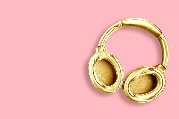 Big Modern Golden Headphones Isolated Pink Pastel Background Minimal Concept — 图库照片