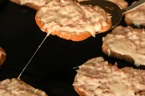 Gebakken Warme Broodjes Met Kaas Ham Bakplaat Zelfgemaakte Warme Snack — Stockfoto