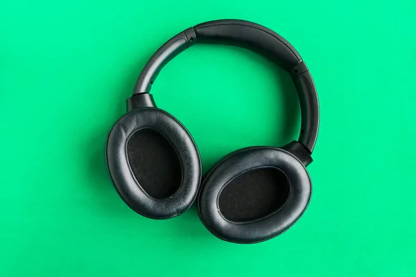 Grandes Auriculares Negros Modernos Aislados Sobre Fondo Verde Brillante — Foto de Stock