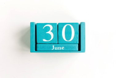 30 Haziran. Beyaz arkaplanda ay tarihi izole edilmiş mavi küp takvimi.
