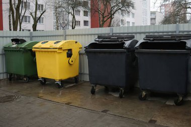 Sokakta ayrı çöp toplamak için plastik çöp konteynerleri. Plastik fabrikası