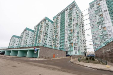 Otoparkı olan, modern, ıssız, çok katlı bir bina.