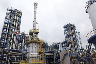 Sanayi bölgesi, petrol rafinerisi ekipmanları, petrol ve doğalgaz fabrikasının endüstriyel boru hatları.