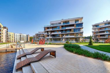 boş yeni modern çocuk oyun parkı avluda