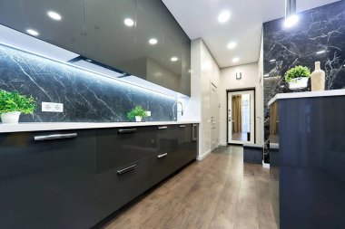 Yeni modern yerleşim olmayan çok katlı bina