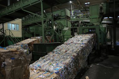 Atık ayıklama fabrikası. Taşıma bandında sıkıştırılmış metal kutular var.