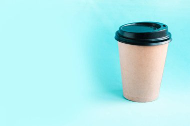 Mavi arka planda hazır kahve fincanı. Metin için alanı kopyala. Asgari konsept